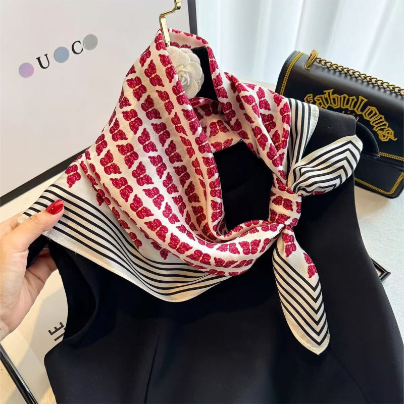 Poliészter szatén felületű négyzet alakú sál, virágminta, őszi szezon