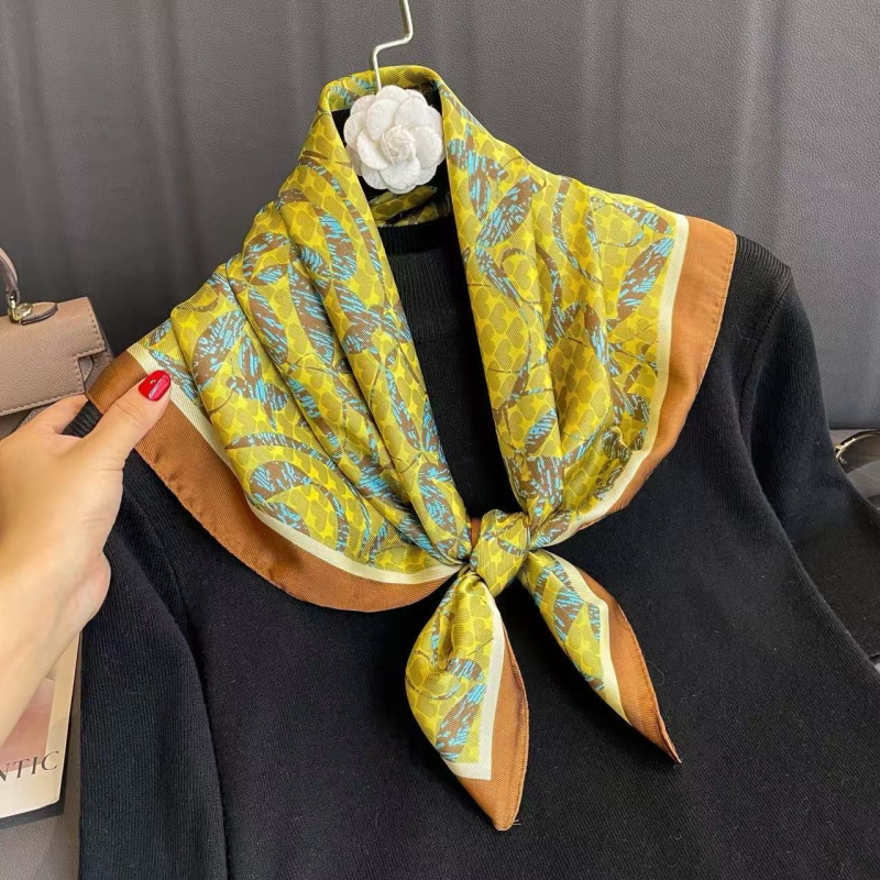 Poliészter szatén felületű négyzet alakú sál, virágminta, őszi szezon