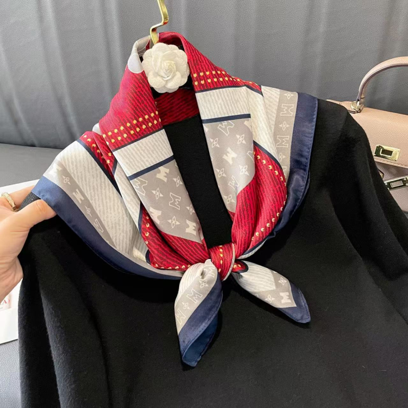 Poliészter szatén felületű négyzet alakú sál, virágminta, őszi szezon