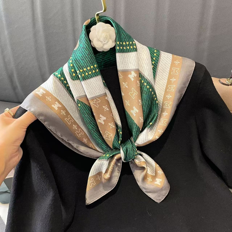 Poliészter szatén felületű négyzet alakú sál, virágminta, őszi szezon