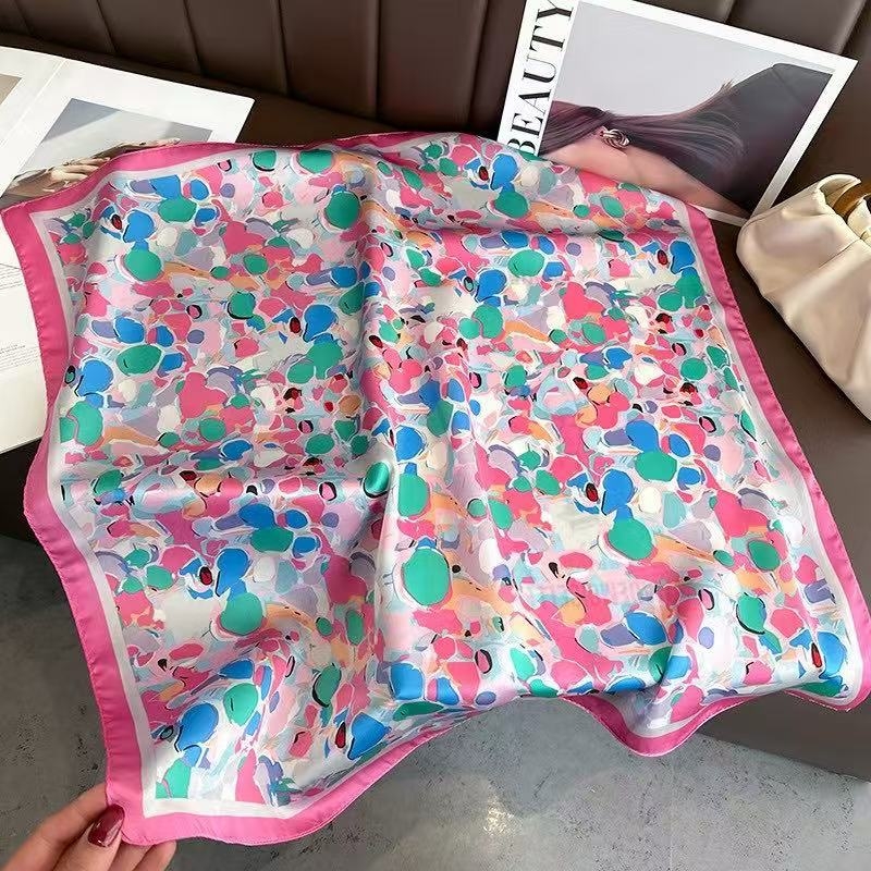 Poliészter szatén felületű négyzet alakú sál, virágminta, őszi szezon