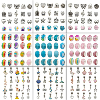 DIY gyerekeknek karkötőgyöngy készlet, elektroplattolt felületű vegyes anyagú gyöngyökkel és rajzfilmfigurás charmokkal