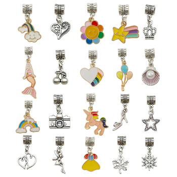 DIY gyerekeknek karkötőgyöngy készlet, elektroplattolt felületű vegyes anyagú gyöngyökkel és rajzfilmfigurás charmokkal