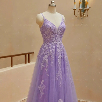 Večernja haljina s čipkastom aplikacijom, tanke naramenice, otvoren leđa, visok struk, duga suknja