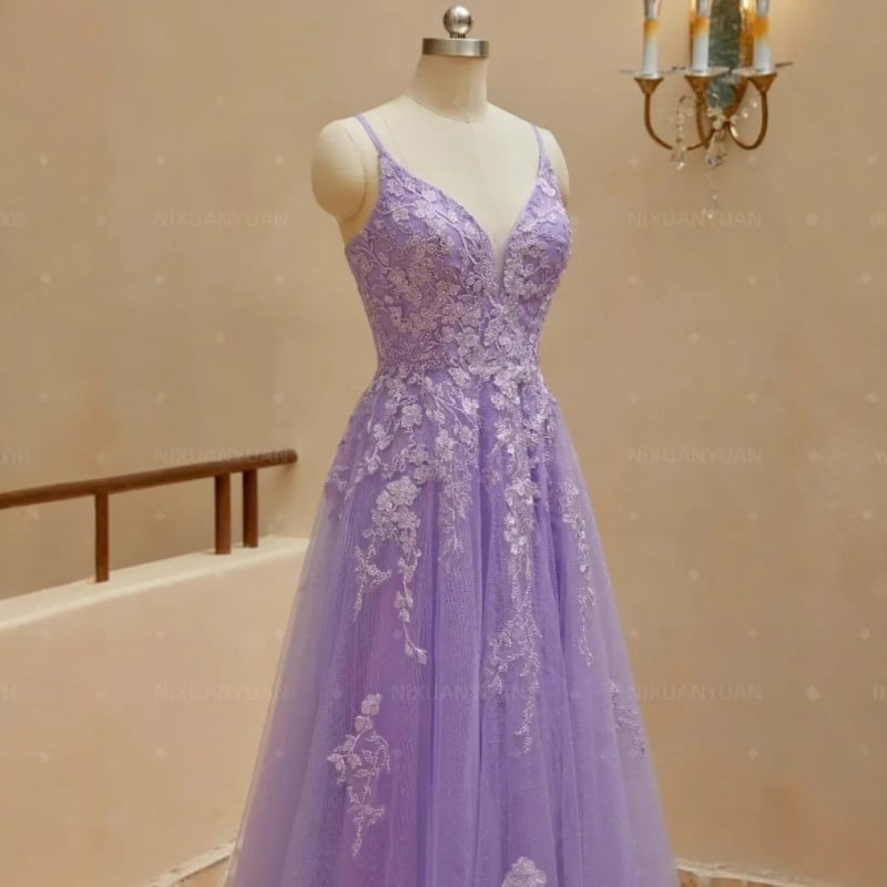 Večernja haljina s čipkastom aplikacijom, tanke naramenice, otvoren leđa, visok struk, duga suknja