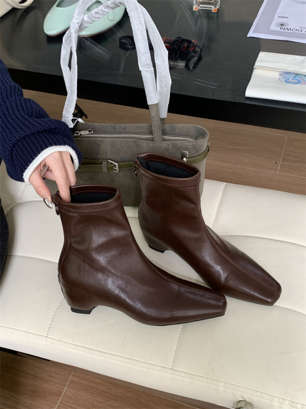 Moteriški Chelsea bateliai su kvadratine nosimi, stori žemi kulnai, viršelis iš odos skaldų patchwork, vidinis aukščio padidinimas