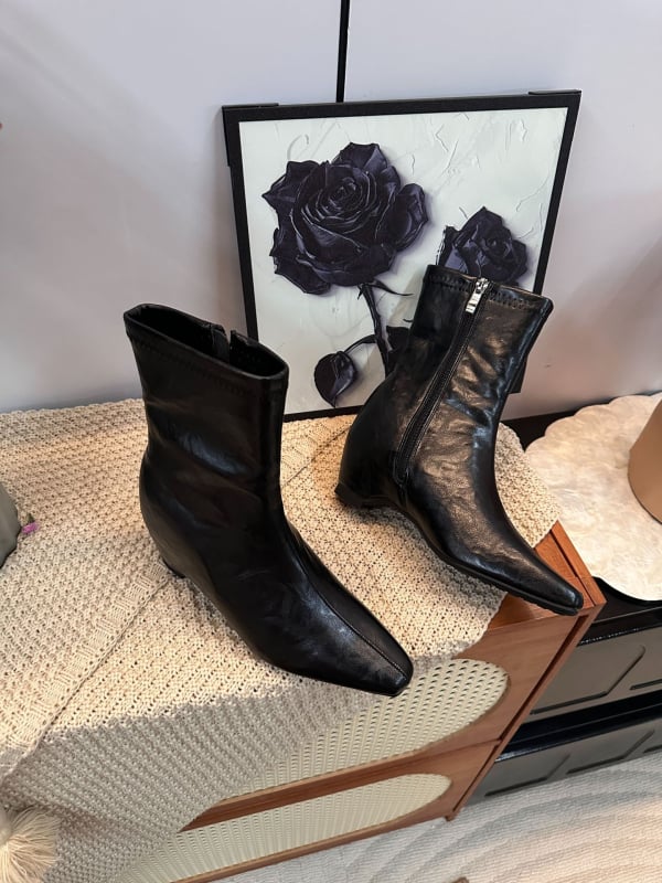 Moteriški Chelsea bateliai su kvadratine nosimi, stori žemi kulnai, viršelis iš odos skaldų patchwork, vidinis aukščio padidinimas