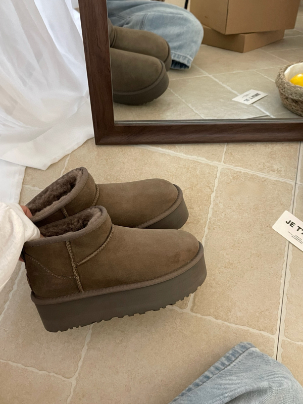 Žiemos sniego bateliai su kailio ir odos viršutine dalimi, viduje megzti vilnos įdėklai, EVA padas, platforma, slip-on