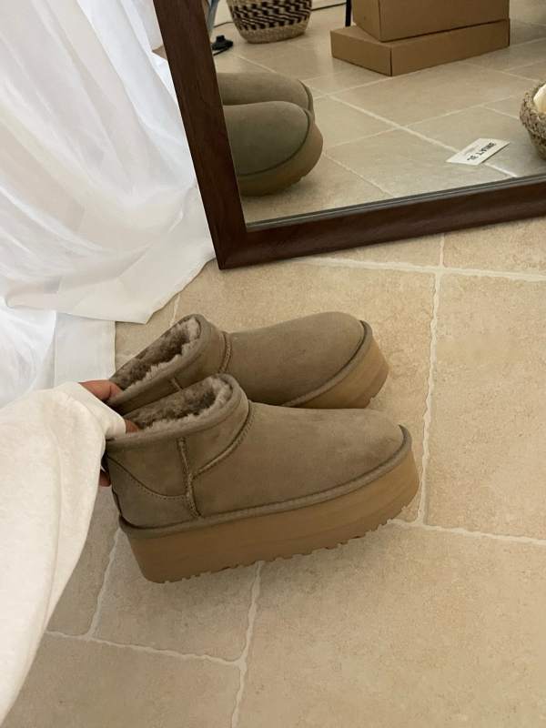 Žiemos sniego bateliai su kailio ir odos viršutine dalimi, viduje megzti vilnos įdėklai, EVA padas, platforma, slip-on