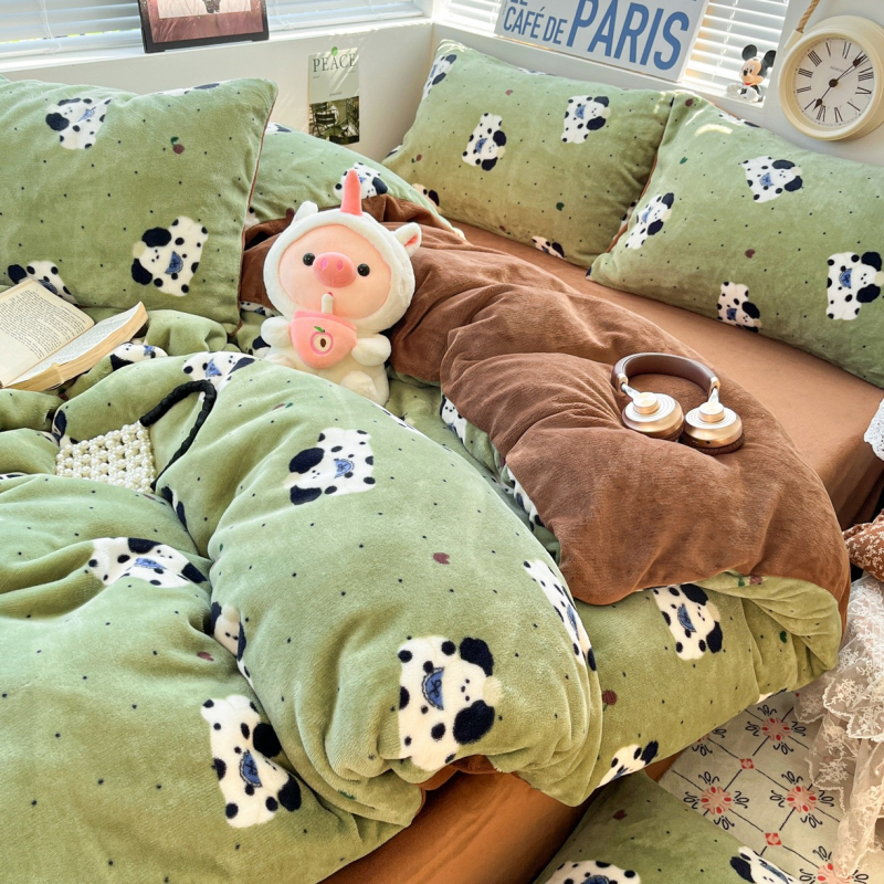 Őszi–téli tejbársony négyrészes ágyneműkészlet, vastag kétoldalas flanellel, paplanhuzattal és korall bársony ágyneműhuzattal