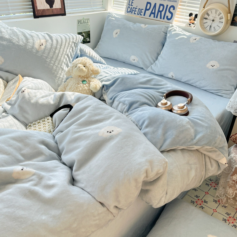 Őszi–téli tejbársony négyrészes ágyneműkészlet, vastag kétoldalas flanellel, paplanhuzattal és korall bársony ágyneműhuzattal