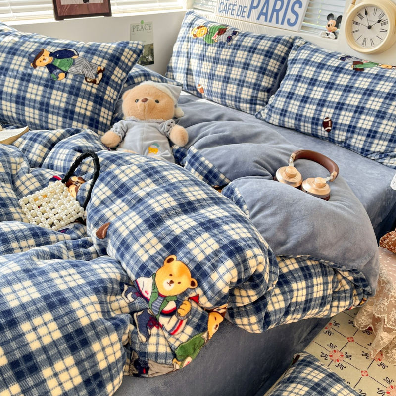 Őszi–téli tejbársony négyrészes ágyneműkészlet, vastag kétoldalas flanellel, paplanhuzattal és korall bársony ágyneműhuzattal