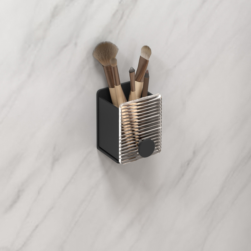 Sieninis laikiklis šepetėliams, dantų pastai ir makiažo šepetėliams – metalinė konstrukcija su aliuminio lydiniu ir akriliu; Modelis: Acrylic makeup stand A; Konfigūracija: vieno arba dviejų vamzdelių; Pritaikymas: Taip; Spausdintas logotipas: Taip