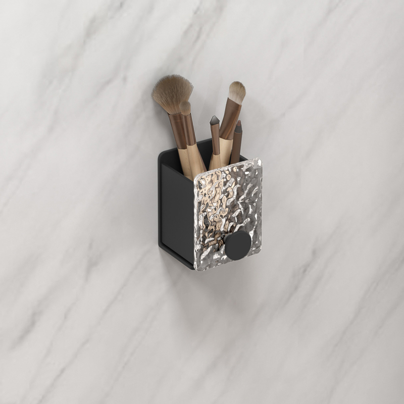 Sieninis laikiklis šepetėliams, dantų pastai ir makiažo šepetėliams – metalinė konstrukcija su aliuminio lydiniu ir akriliu; Modelis: Acrylic makeup stand A; Konfigūracija: vieno arba dviejų vamzdelių; Pritaikymas: Taip; Spausdintas logotipas: Taip