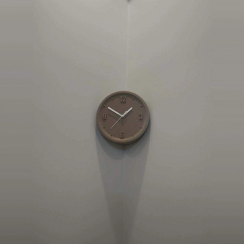 Fali óra, elemmel működő, műanyag ház, műanyag számlap, egyszerű és modern stílus, egyoldalas.