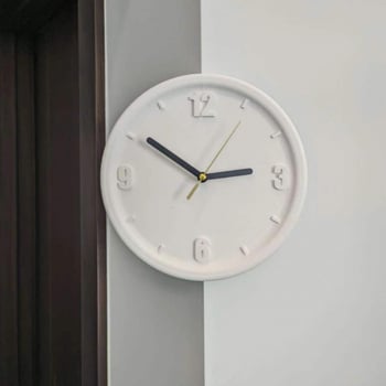 Fali óra, elemmel működő, műanyag ház, műanyag számlap, egyszerű és modern stílus, egyoldalas.