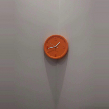 Fali óra, elemmel működő, műanyag ház, műanyag számlap, egyszerű és modern stílus, egyoldalas.