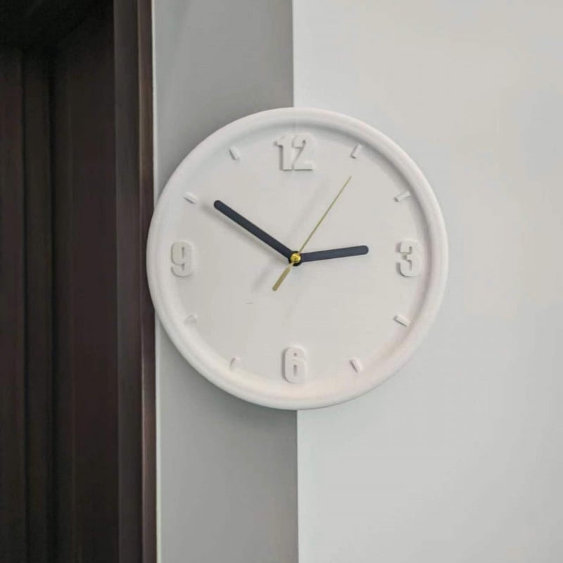 Fali óra, elemmel működő, műanyag ház, műanyag számlap, egyszerű és modern stílus, egyoldalas.