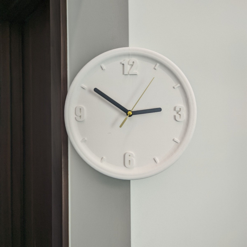 Fali óra, elemmel működő, műanyag ház, műanyag számlap, egyszerű és modern stílus, egyoldalas.