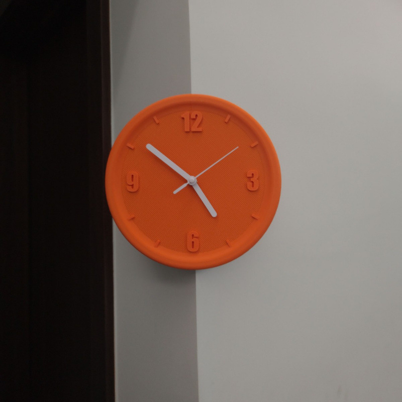 Fali óra, elemmel működő, műanyag ház, műanyag számlap, egyszerű és modern stílus, egyoldalas.