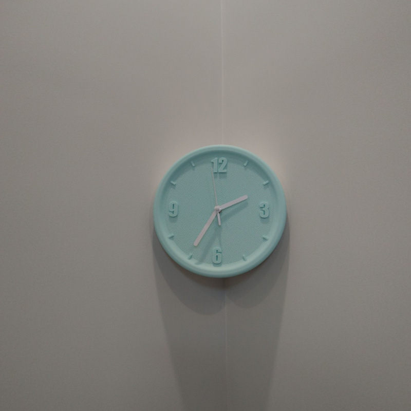 Fali óra, elemmel működő, műanyag ház, műanyag számlap, egyszerű és modern stílus, egyoldalas.