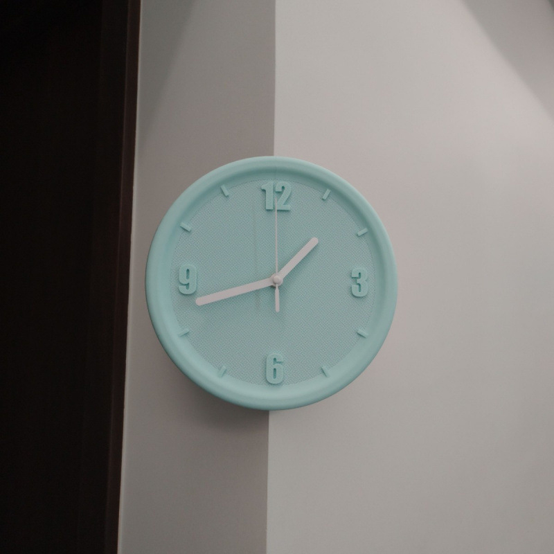 Fali óra, elemmel működő, műanyag ház, műanyag számlap, egyszerű és modern stílus, egyoldalas.