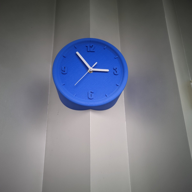 Fali óra, elemmel működő, műanyag ház, műanyag számlap, egyszerű és modern stílus, egyoldalas.