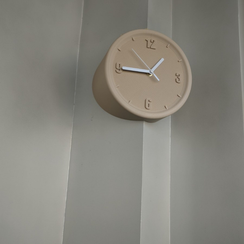 Fali óra, elemmel működő, műanyag ház, műanyag számlap, egyszerű és modern stílus, egyoldalas.