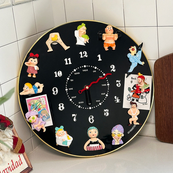 Asztali óra mechanikus működéssel, mutató kijelző, működtetés száraz elemről, műanyag ház és számlap