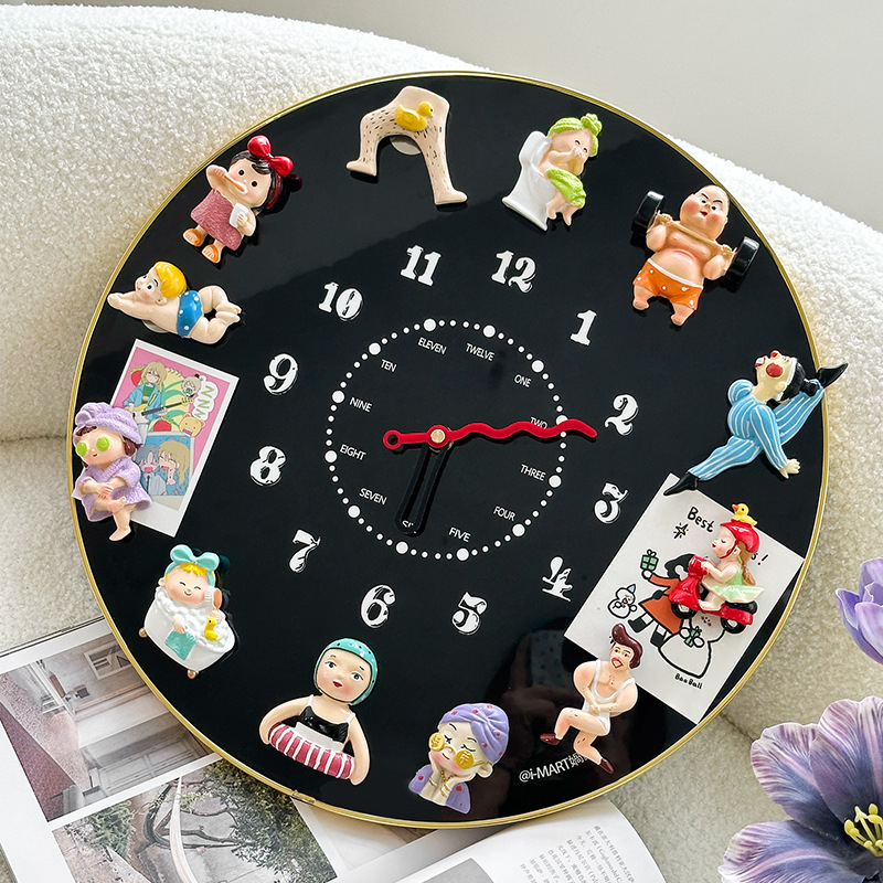 Asztali óra mechanikus működéssel, mutató kijelző, működtetés száraz elemről, műanyag ház és számlap