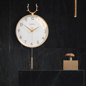 Zidni sat u nordijskom stilu s laganim luksuzom — okruglo metalno kućište, kvarcni mehanizam s tiho hodom (sweep), napajanje baterijom, jednostrana projekcija, mogućnost tiska logotipa