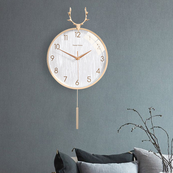 Zidni sat u nordijskom stilu s laganim luksuzom — okruglo metalno kućište, kvarcni mehanizam s tiho hodom (sweep), napajanje baterijom, jednostrana projekcija, mogućnost tiska logotipa