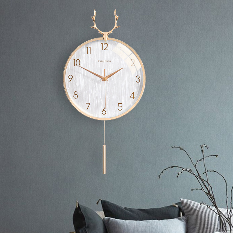 Zidni sat u nordijskom stilu s laganim luksuzom — okruglo metalno kućište, kvarcni mehanizam s tiho hodom (sweep), napajanje baterijom, jednostrana projekcija, mogućnost tiska logotipa