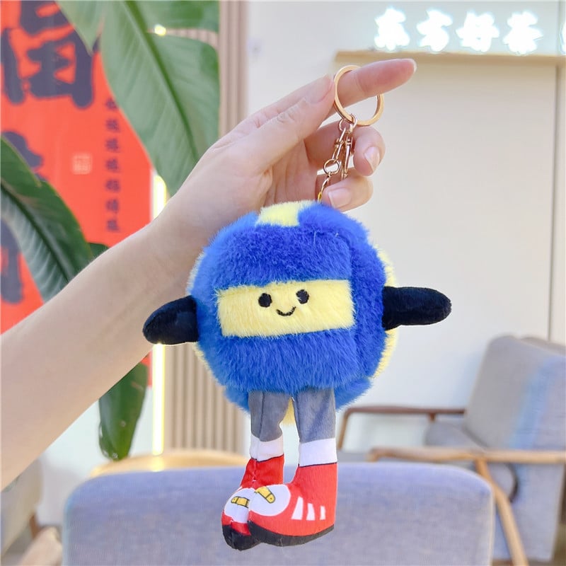 Κούκλα plush για μπρελόκ τσάντας – εξαιρετικά απαλό κοντό βελούδινο ύφασμα, γέμωση PP βάμβακι, επεξεργασία OEM με λογότυπο, κατάλληλη για ηλικίες 14+, μικρό κινούμενο παιχνίδι/μπρελόκ