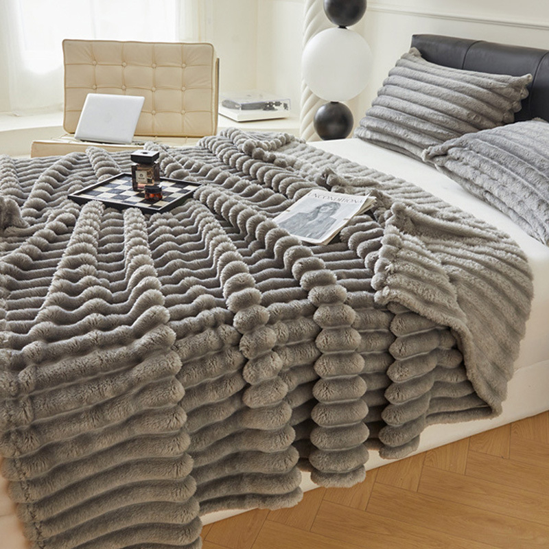 Mitmefunktsiooniline jänesekarusnahast pleed, kahekordne mull-tekstuur; kohandamine saadaval. Materjal: jänese karusnahk/jänese samet; Kaal: 500–800 g; Muster: ühevärviline või geomeetriline