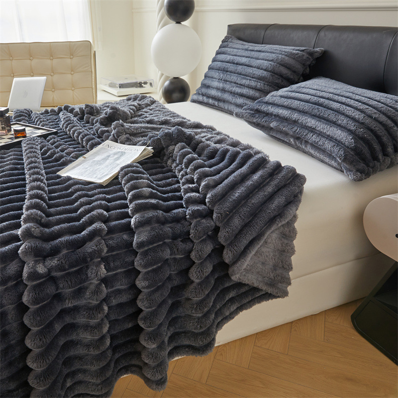 Mitmefunktsiooniline jänesekarusnahast pleed, kahekordne mull-tekstuur; kohandamine saadaval. Materjal: jänese karusnahk/jänese samet; Kaal: 500–800 g; Muster: ühevärviline või geomeetriline