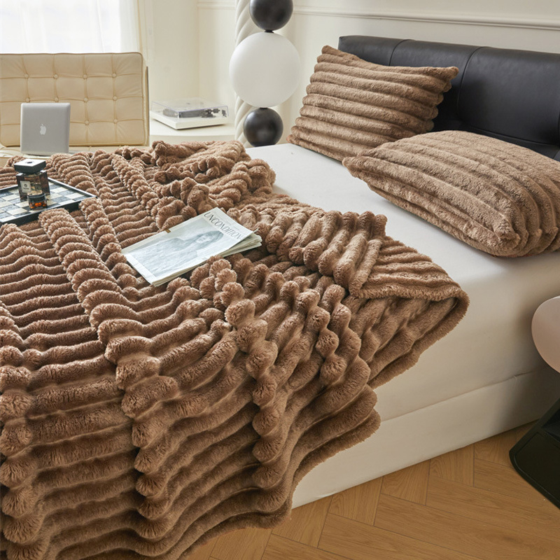 Mitmefunktsiooniline jänesekarusnahast pleed, kahekordne mull-tekstuur; kohandamine saadaval. Materjal: jänese karusnahk/jänese samet; Kaal: 500–800 g; Muster: ühevärviline või geomeetriline