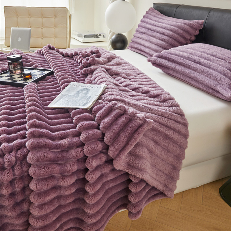 Mitmefunktsiooniline jänesekarusnahast pleed, kahekordne mull-tekstuur; kohandamine saadaval. Materjal: jänese karusnahk/jänese samet; Kaal: 500–800 g; Muster: ühevärviline või geomeetriline