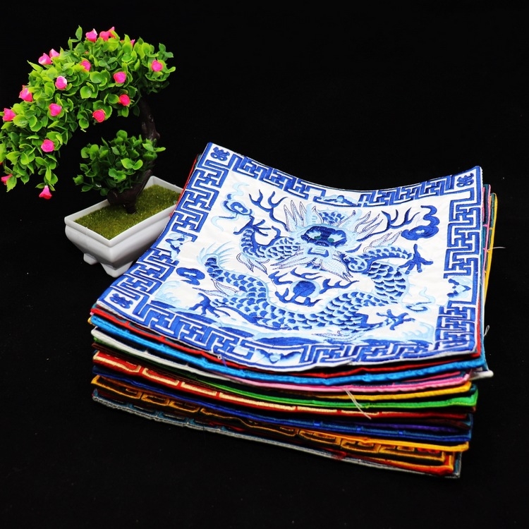 Izšūts panelis ar crane motīvu, Qing dinastijas oficiālais apģērbs, Su izšūšana, klasiskā Ming & Qing stila, izgatavots Ķīnā