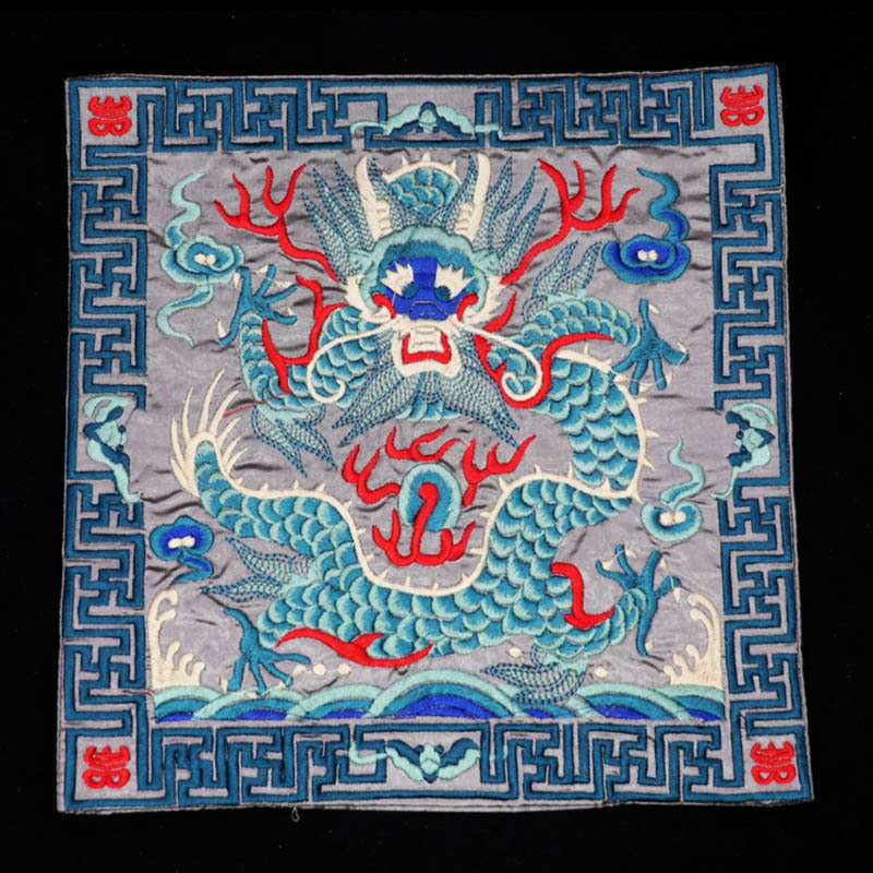 Izšūts panelis ar crane motīvu, Qing dinastijas oficiālais apģērbs, Su izšūšana, klasiskā Ming & Qing stila, izgatavots Ķīnā