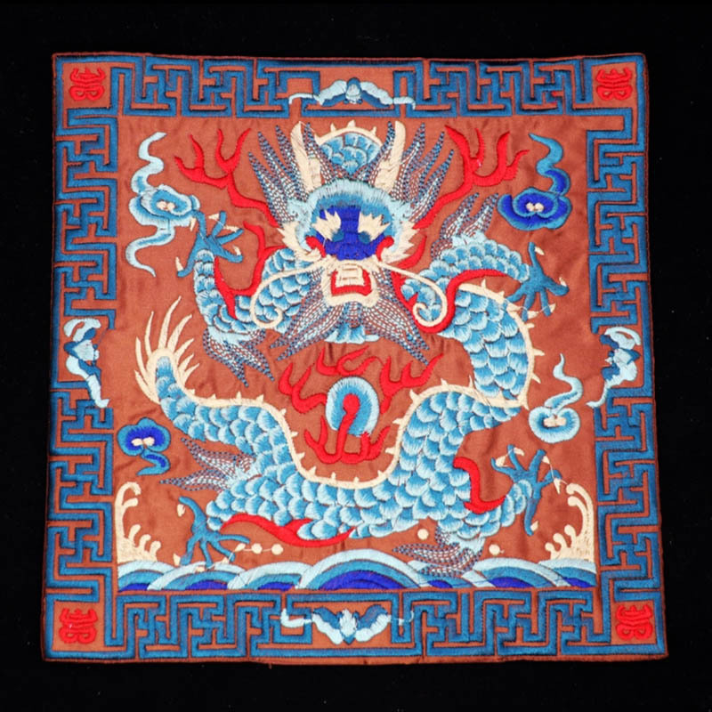 Izšūts panelis ar crane motīvu, Qing dinastijas oficiālais apģērbs, Su izšūšana, klasiskā Ming & Qing stila, izgatavots Ķīnā