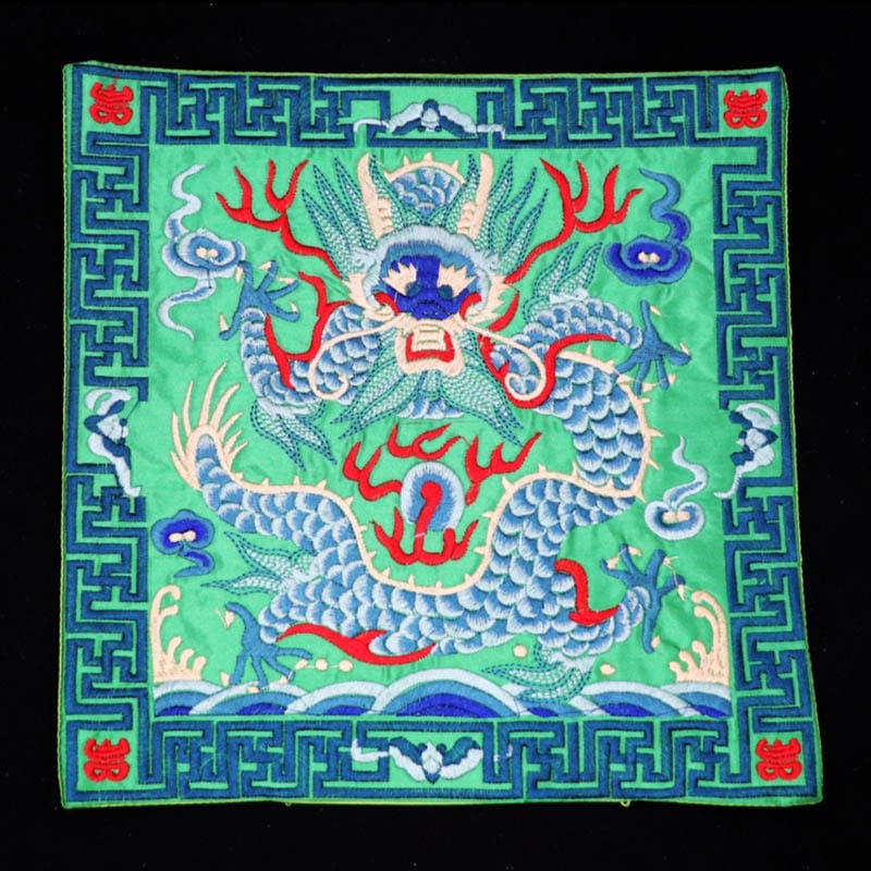 Izšūts panelis ar crane motīvu, Qing dinastijas oficiālais apģērbs, Su izšūšana, klasiskā Ming & Qing stila, izgatavots Ķīnā