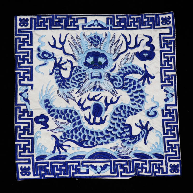 Izšūts panelis ar crane motīvu, Qing dinastijas oficiālais apģērbs, Su izšūšana, klasiskā Ming & Qing stila, izgatavots Ķīnā