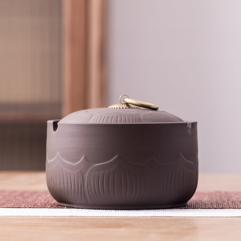 Keraamiline tuhkapott kaasiga — tuulekindel, dekoratiivne, logotüübi trükk, kohandatav