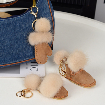 Pūkų pakabukas raktams iš vilnos ir norkos; siuvimas; pavasaris 2025; originalus dizainas, raktų pakabukas