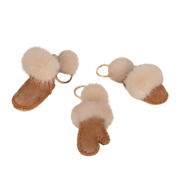 Pūkų pakabukas raktams iš vilnos ir norkos; siuvimas; pavasaris 2025; originalus dizainas, raktų pakabukas