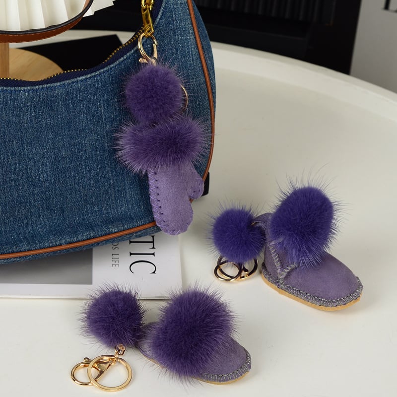 Pūkų pakabukas raktams iš vilnos ir norkos; siuvimas; pavasaris 2025; originalus dizainas, raktų pakabukas