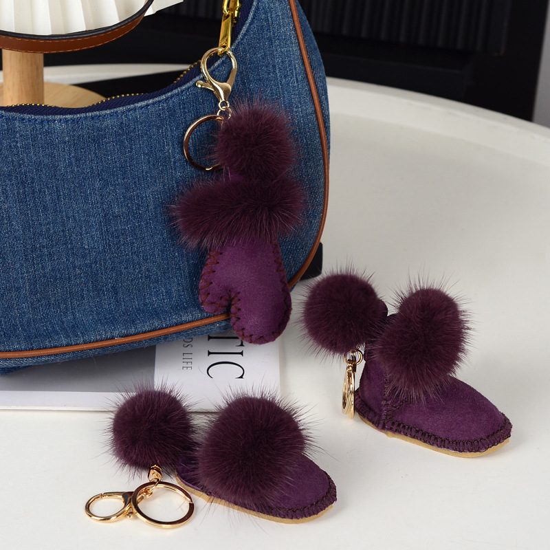 Pūkų pakabukas raktams iš vilnos ir norkos; siuvimas; pavasaris 2025; originalus dizainas, raktų pakabukas