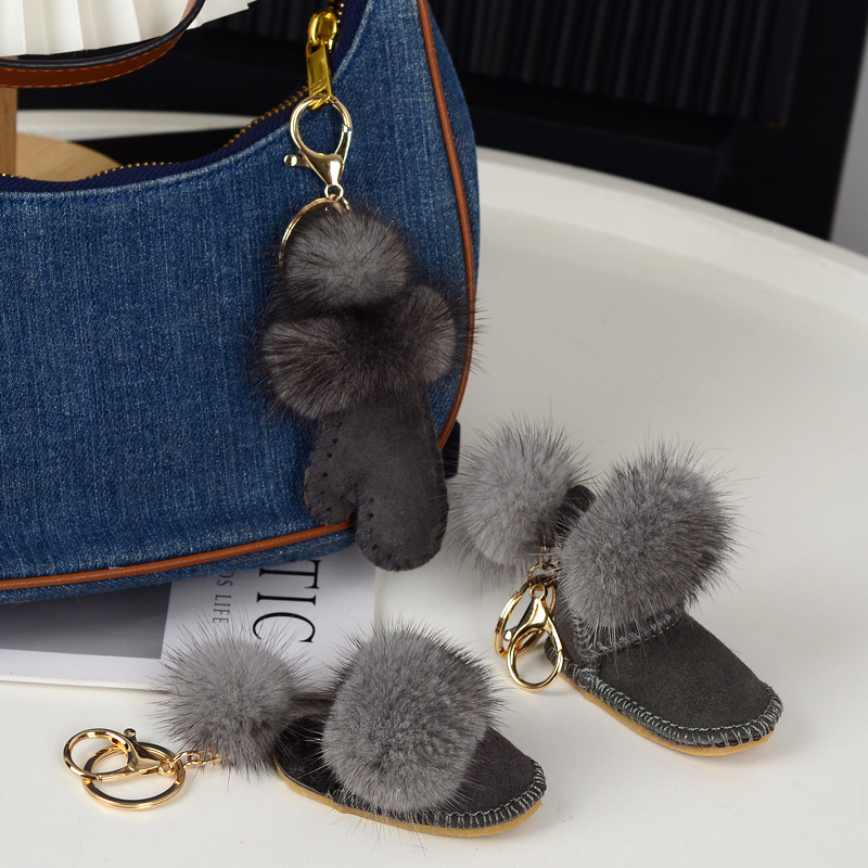 Pūkų pakabukas raktams iš vilnos ir norkos; siuvimas; pavasaris 2025; originalus dizainas, raktų pakabukas