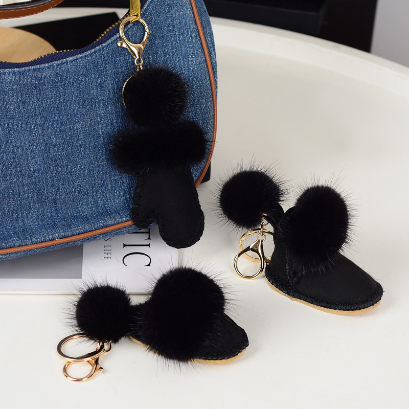 Pūkų pakabukas raktams iš vilnos ir norkos; siuvimas; pavasaris 2025; originalus dizainas, raktų pakabukas